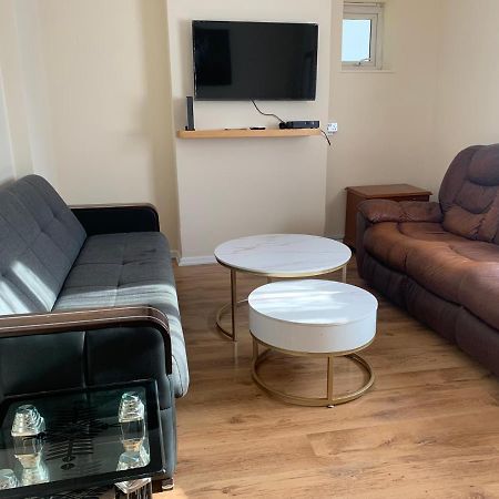 Two Bed Holiday Apartment 伦敦 外观 照片